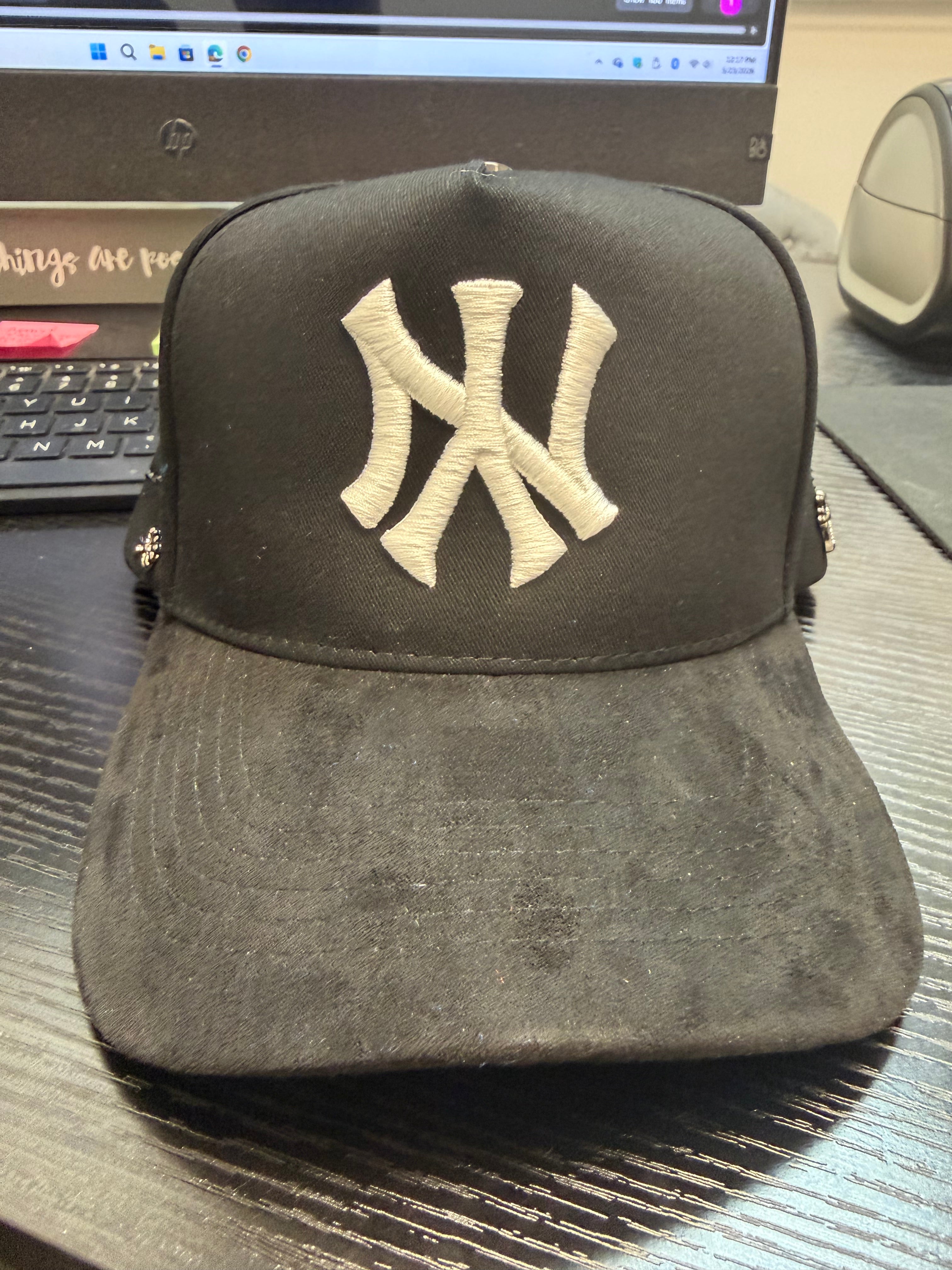 SUEDE NY ROSARY HAT BLK
