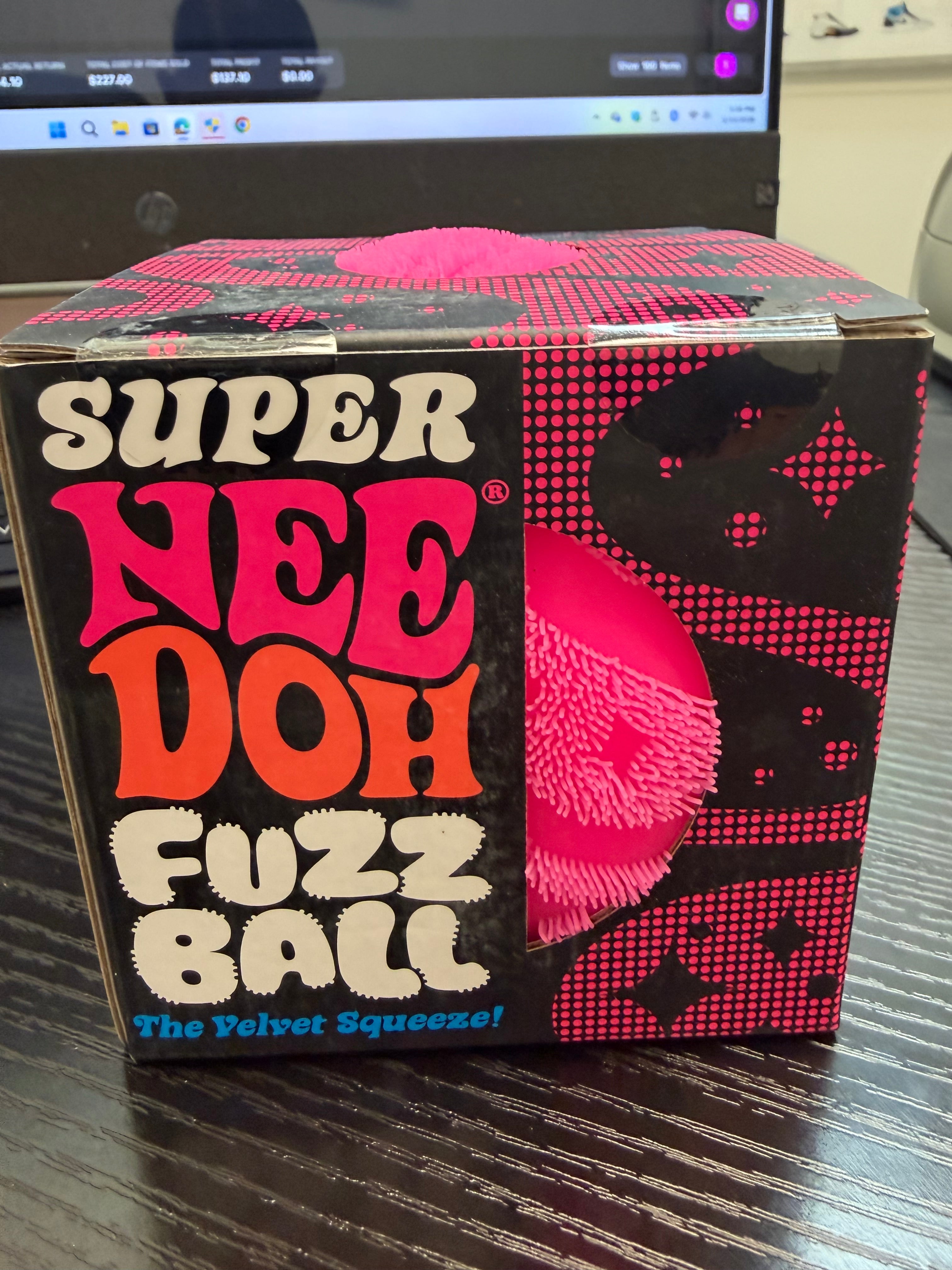 SUPER NEEDOH FUZZ BALL pink
