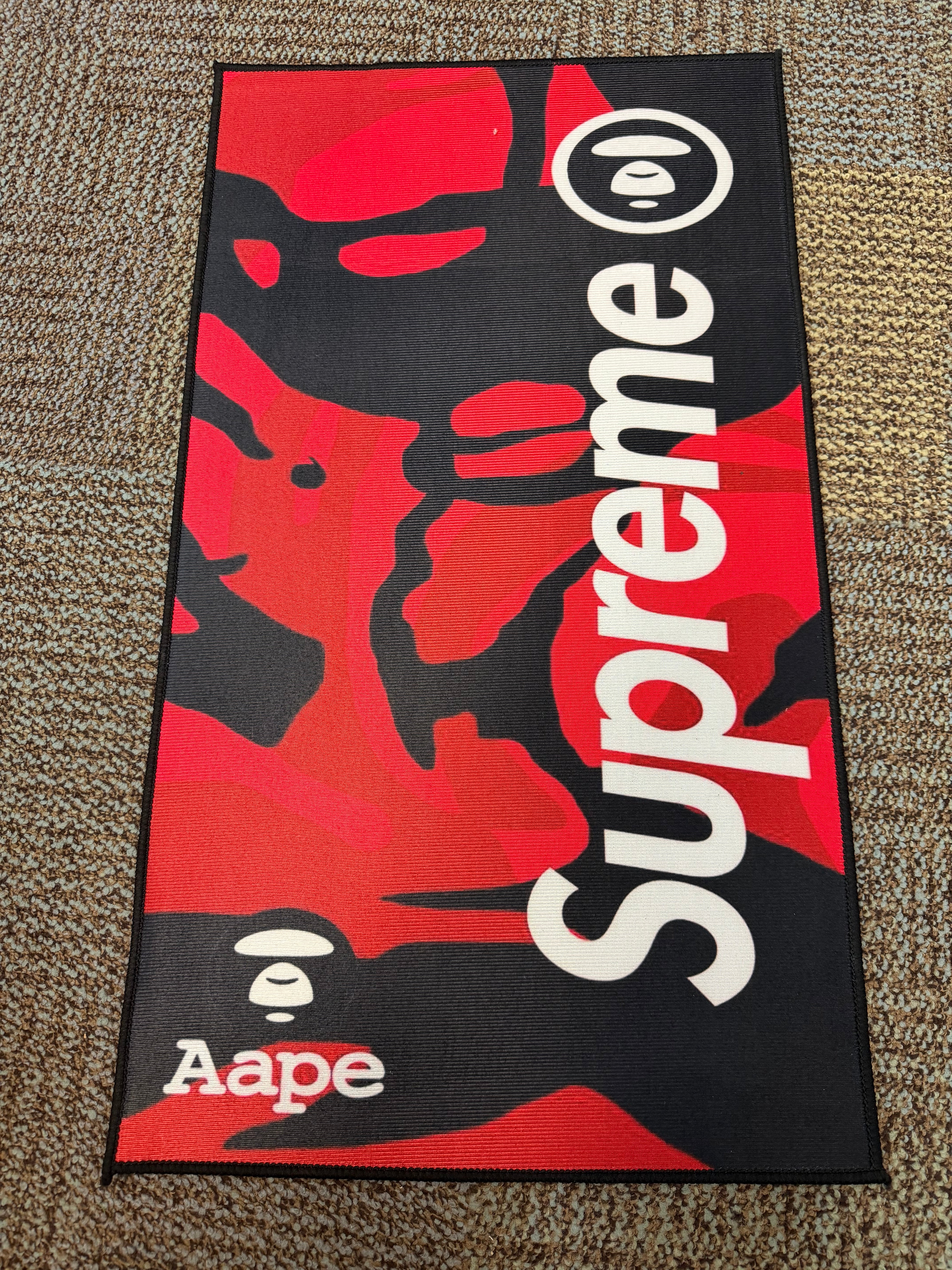 Aape  SUPREME RUG BLK/RED