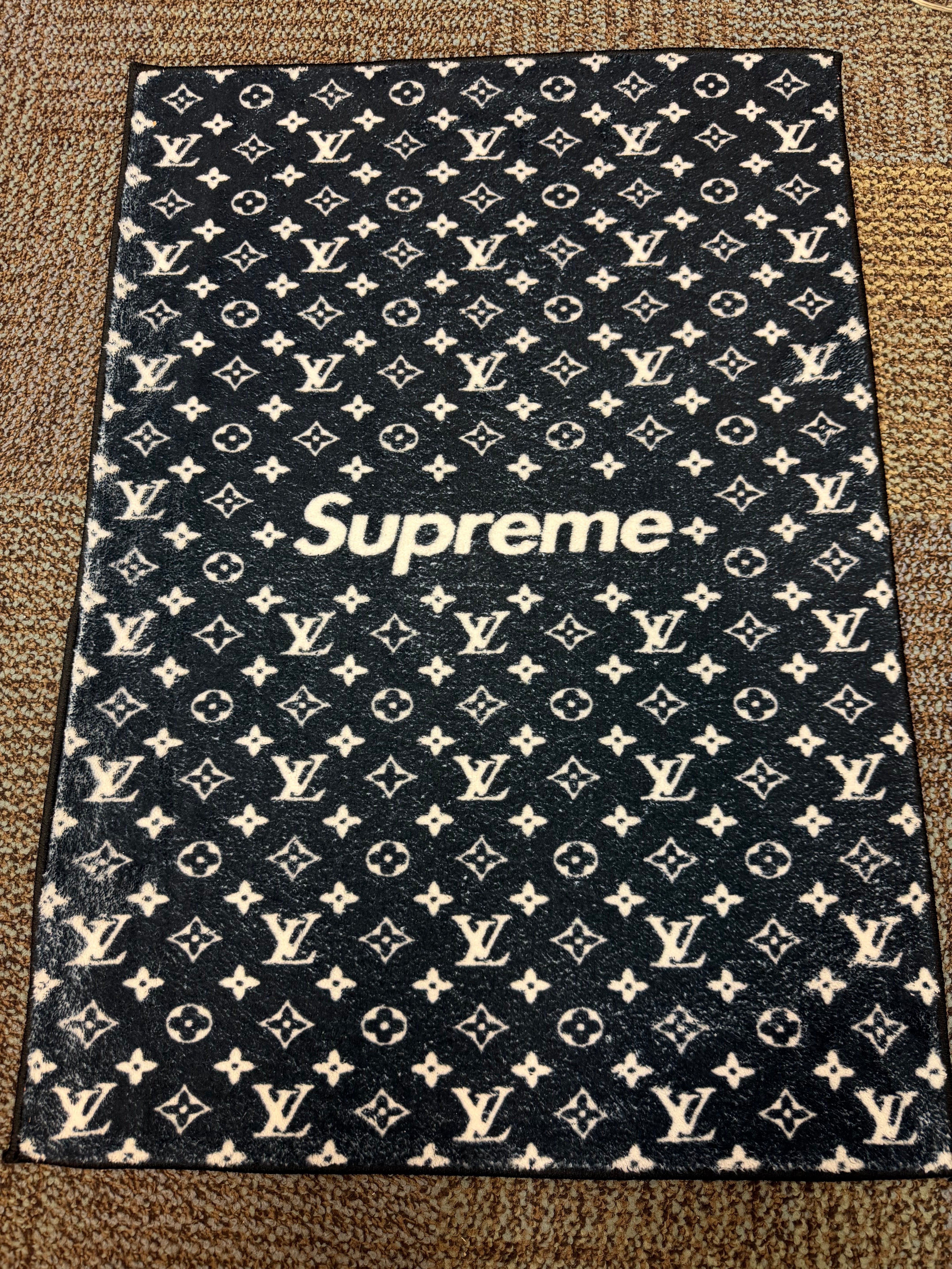 BLK SUPREME LV RUG