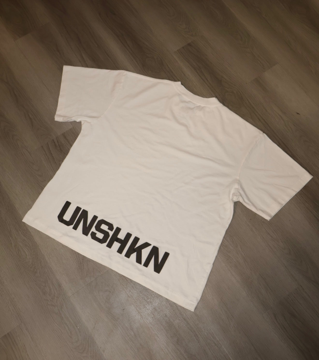 UNSHKN CREAM TEE